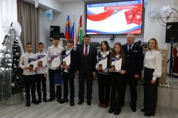 В нашем округе есть традиция - в преддверии Дня Конституции Российской Федерации торжественно вручать первые паспорта нашим юным жителям.